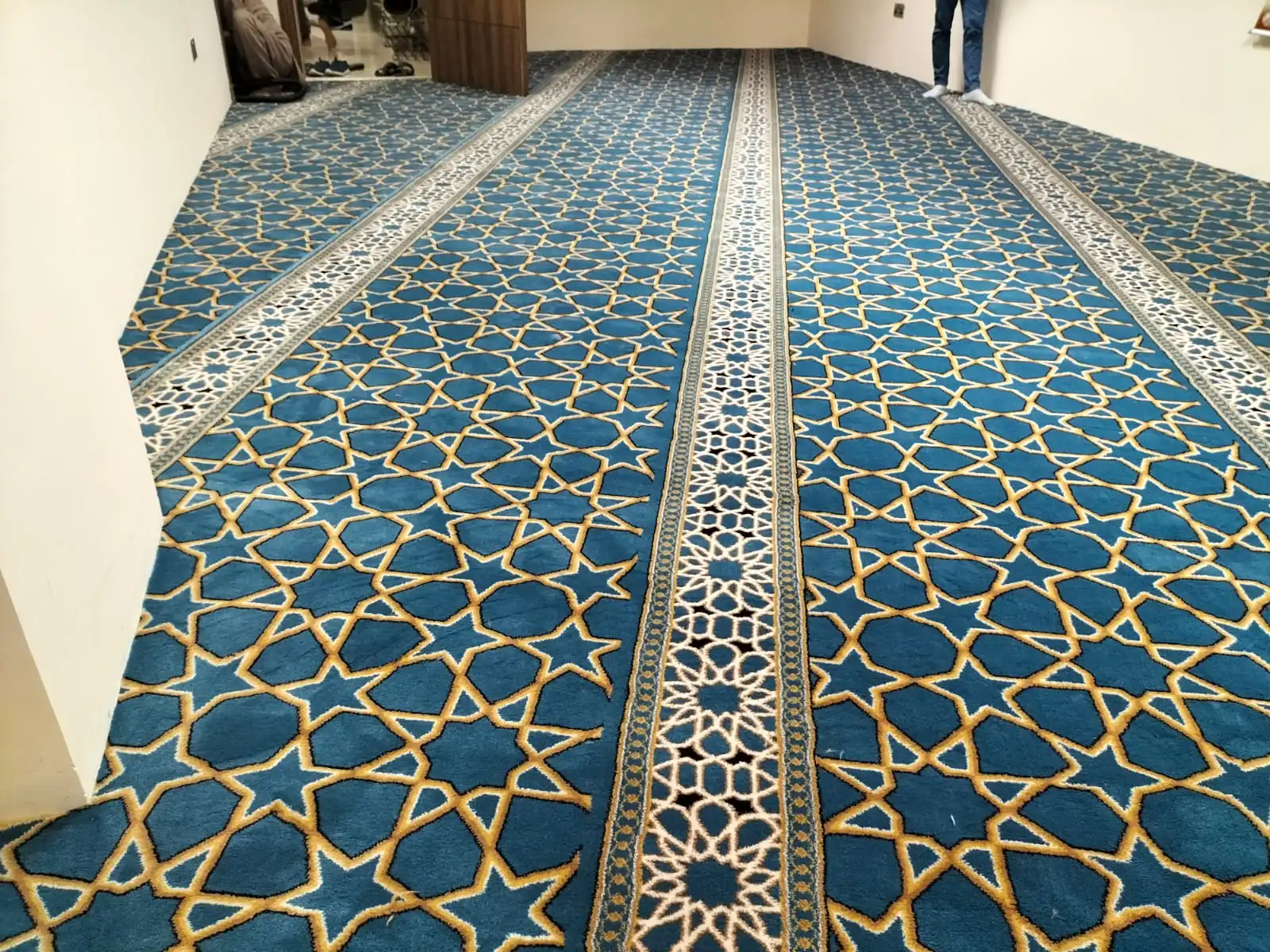4- Prayer Room Carpet Installation – Al Muqarram Group, Sharjah
